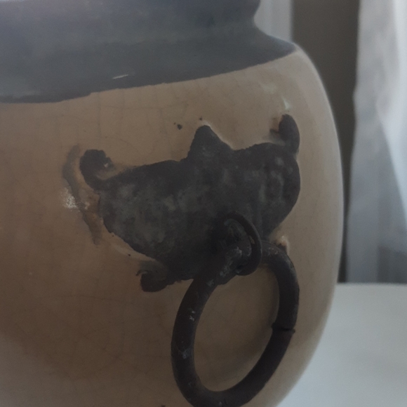 Capped vase - Picture 3 of 4